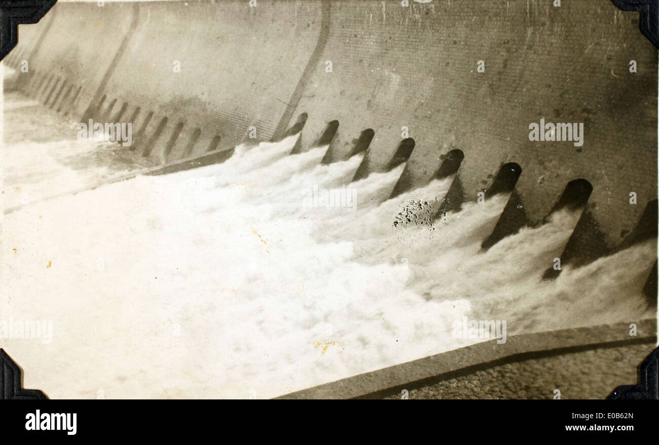 Questa fotografia di Edwin Newman mostra l'enorme diga di Assuan in Egitto, situata sul fiume Nilo. L'immagine cattura la meraviglia ingegneristica e la sua importanza strategica durante le operazioni della RAF in Medio Oriente. Foto Stock