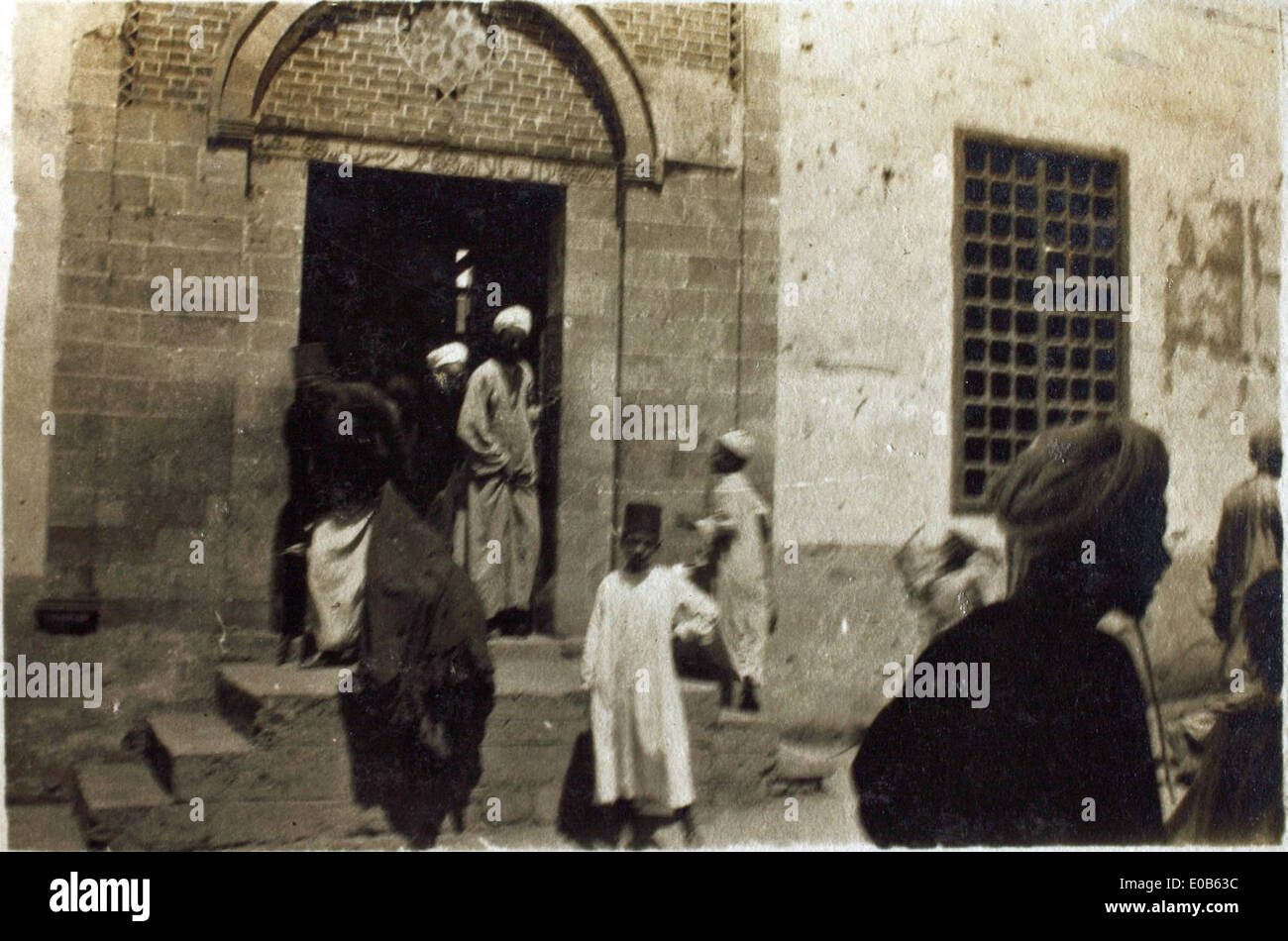 Questa foto di Edwin Newman mostra la moschea di Assuan, Egitto, e mette in evidenza il significato culturale e architettonico delle strutture mediorientali nel contesto della storia dell'aviazione. Foto Stock