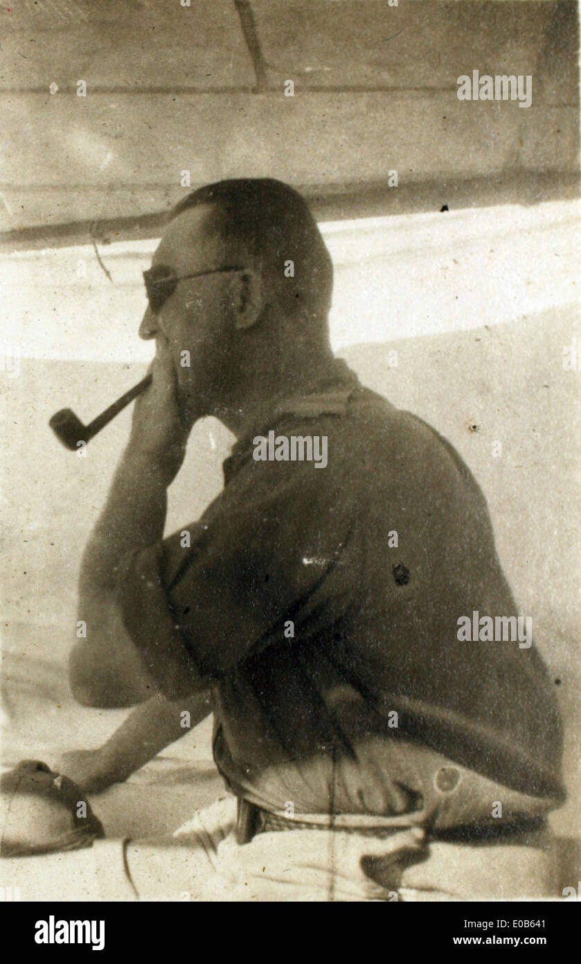 Questa immagine mostra F.O. Lundon e Edwin Newman, personale della Royal Air Force, di stanza ad Assuan, Iraq durante il loro dispiegamento in Medio Oriente. Foto Stock