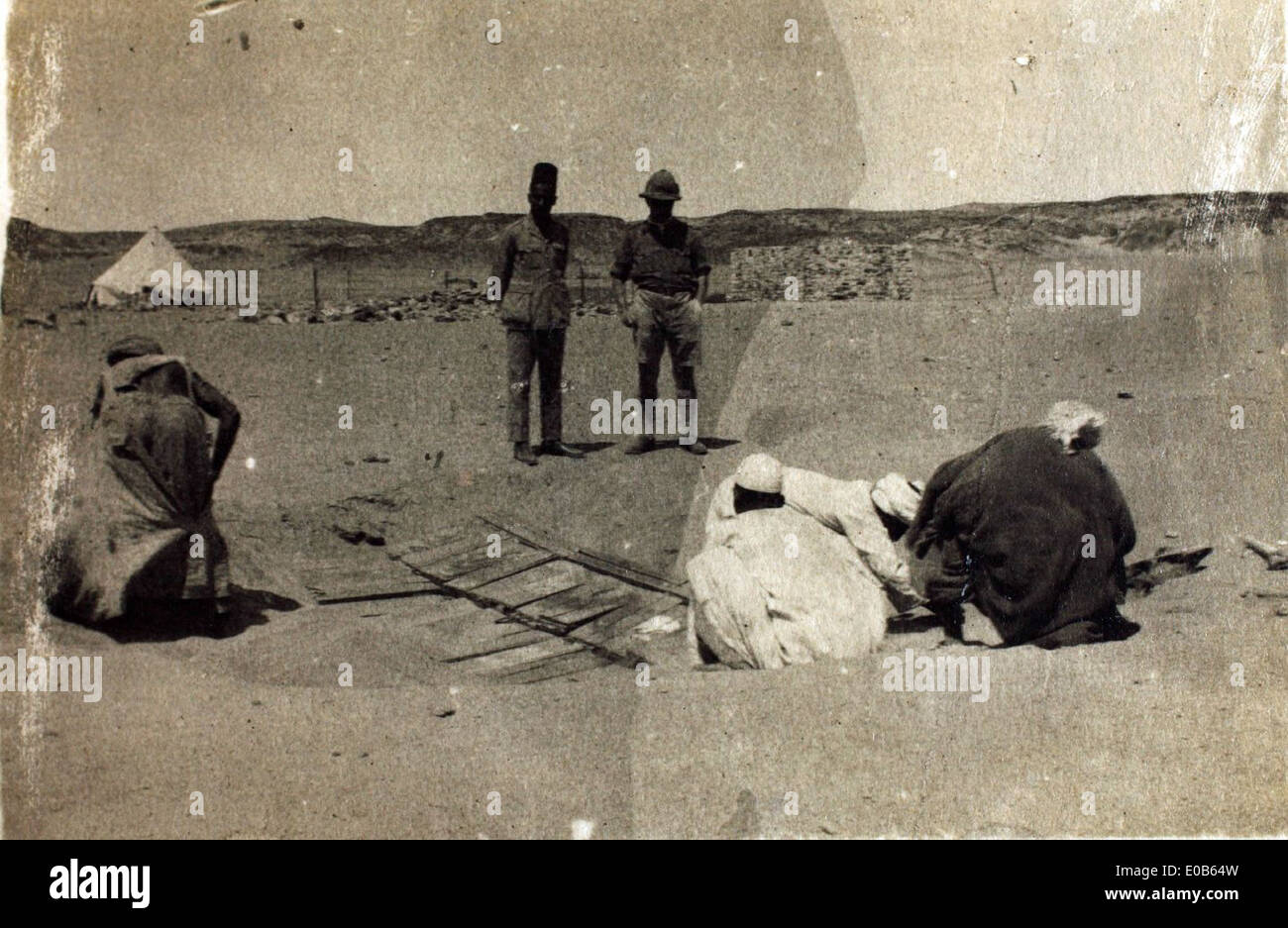 La frase “guardiamo in caso di incidenti!” Si riferisce alle misure di sicurezza attuate durante le operazioni di trasporto aereo nella regione egiziana di Assuan. Questa frase sottolinea l'importanza della prevenzione degli incidenti e dei protocolli di sicurezza nell'aviazione militare. Foto Stock