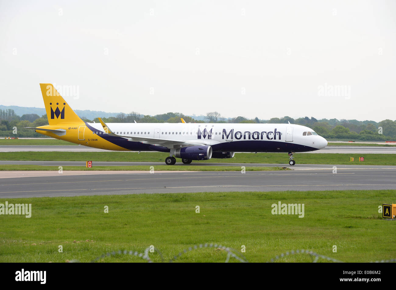 Un monarca Arlines A321 (G-ZBAM) rullaggio sulla pista dell'aeroporto di Manchester. Foto Stock