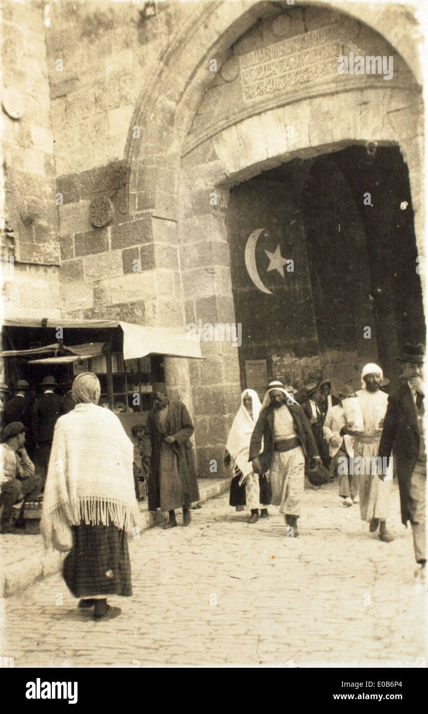 Questa immagine di Jaffa Gate di Edwin Newman mostra la posizione in Iraq durante un periodo di importanti operazioni della Royal Air Force britannica in Medio Oriente. Foto Stock