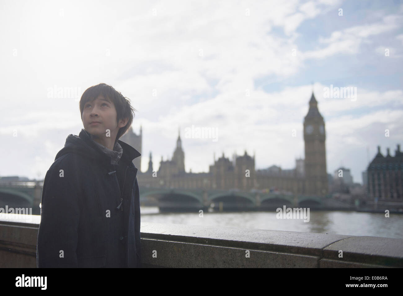 Ragazzo dal fiume Tamigi, Palazzo di Westminster in background, Londra Foto Stock