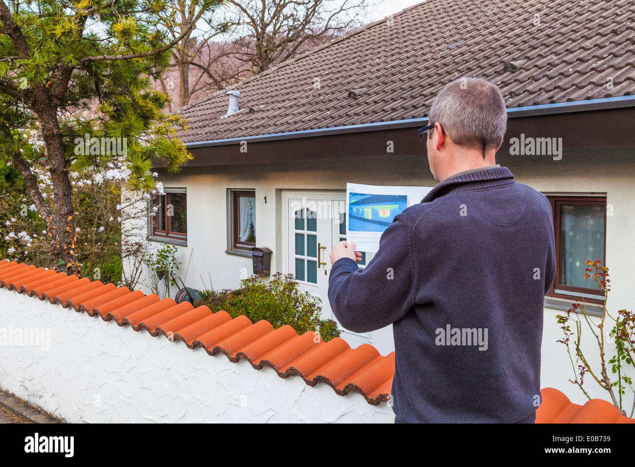 Germania, Geislingen, persona in possesso di termografia della costruzione Foto Stock
