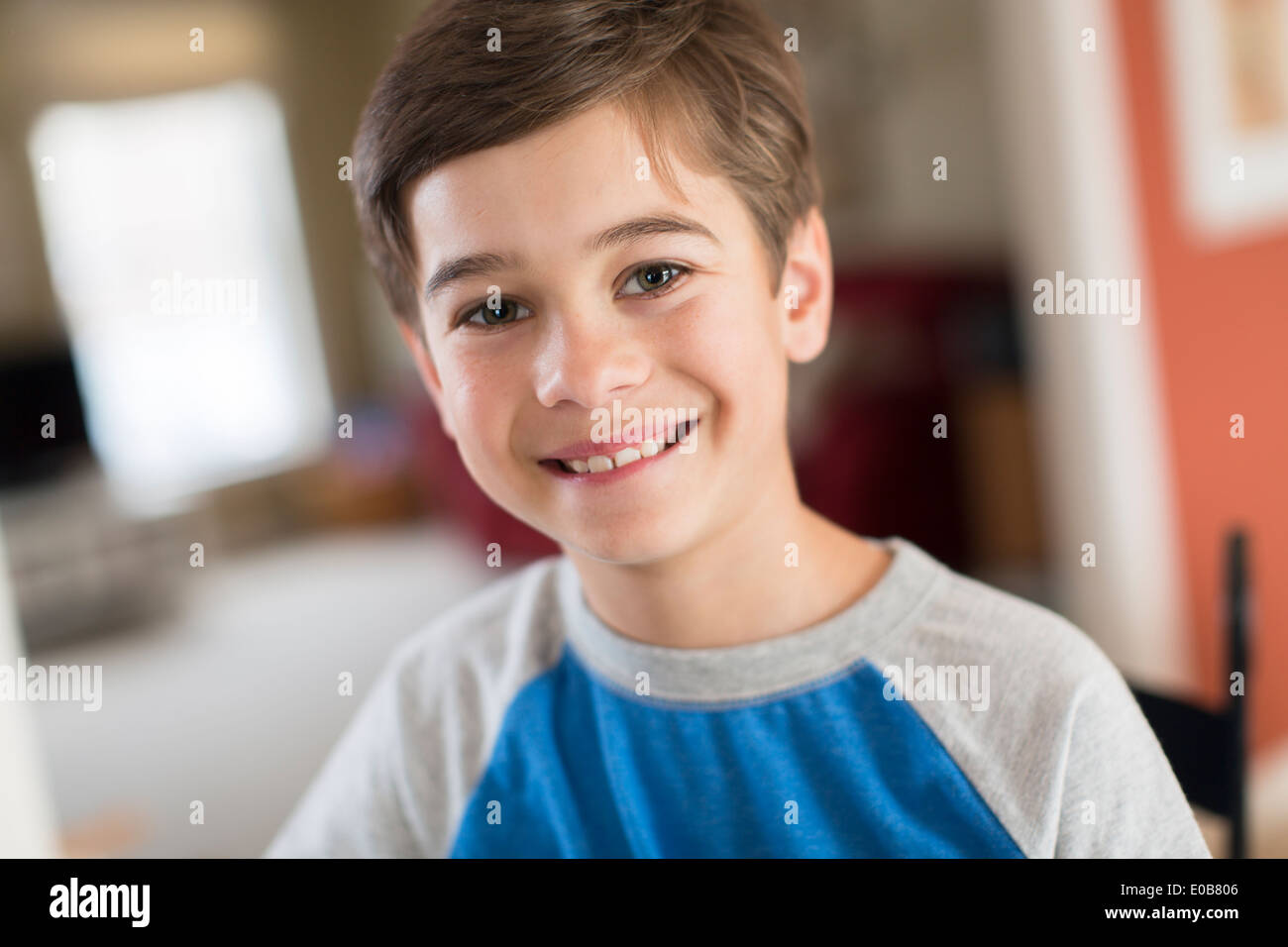 Ritratto di ragazzo sorridente a casa Foto Stock