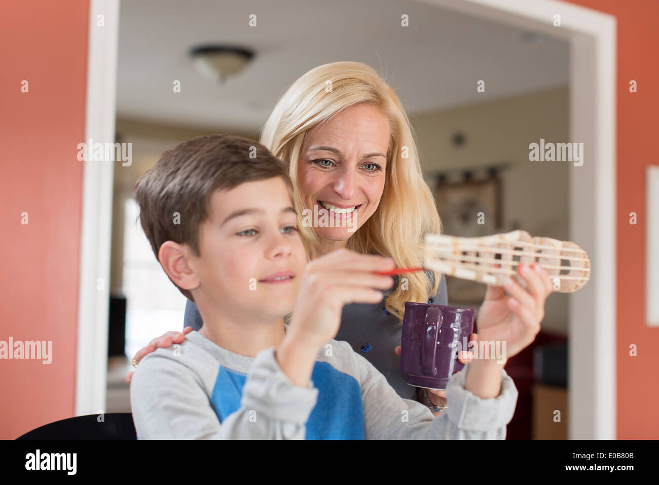 Madre ammirando figli mano modello made Foto Stock