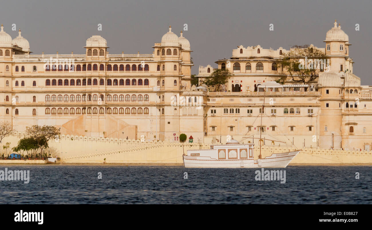 Turisti che si godono un viaggio in barca sul lago Pichola, Udaipur, Rajasthan, India Foto Stock