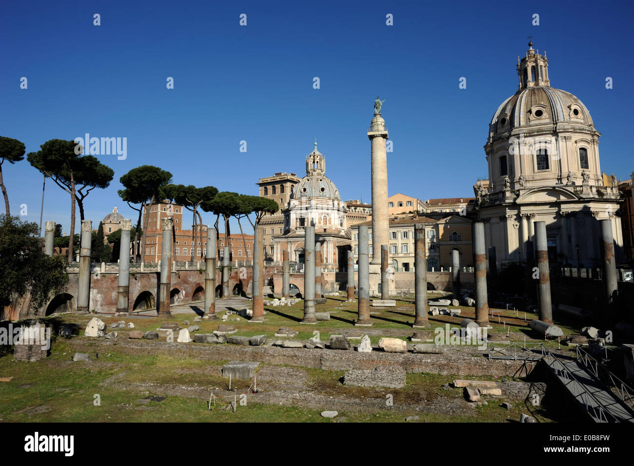 Italia, Roma, foro Traiano, Basilica Ulpia e colonna Traiano Foto Stock