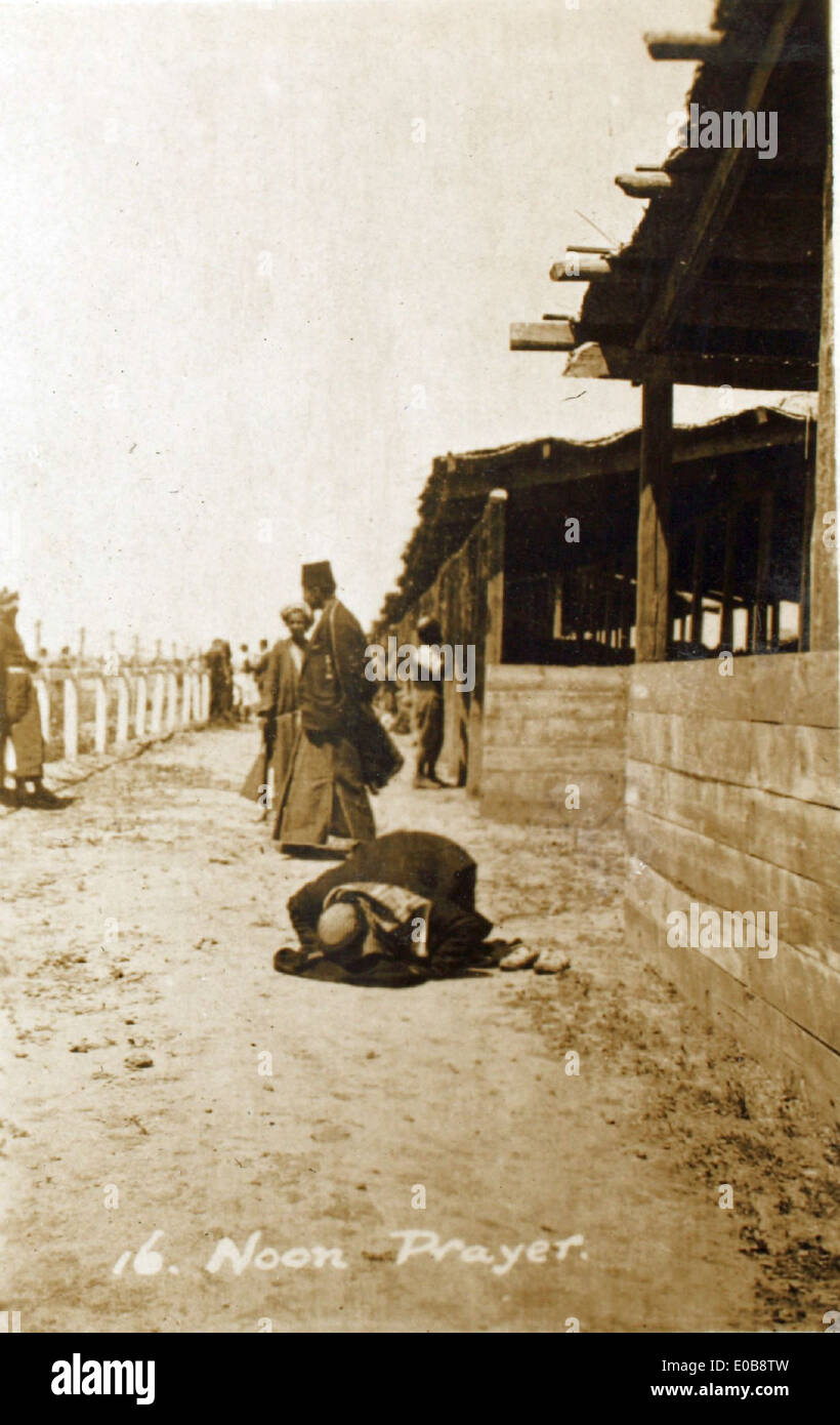 Una fotografia di Edwin Newman raffigurante la preghiera di mezzogiorno in Iraq, che mostra le pratiche culturali del Medio Oriente insieme alle operazioni della RAF nella regione durante gli anni '1940 Foto Stock