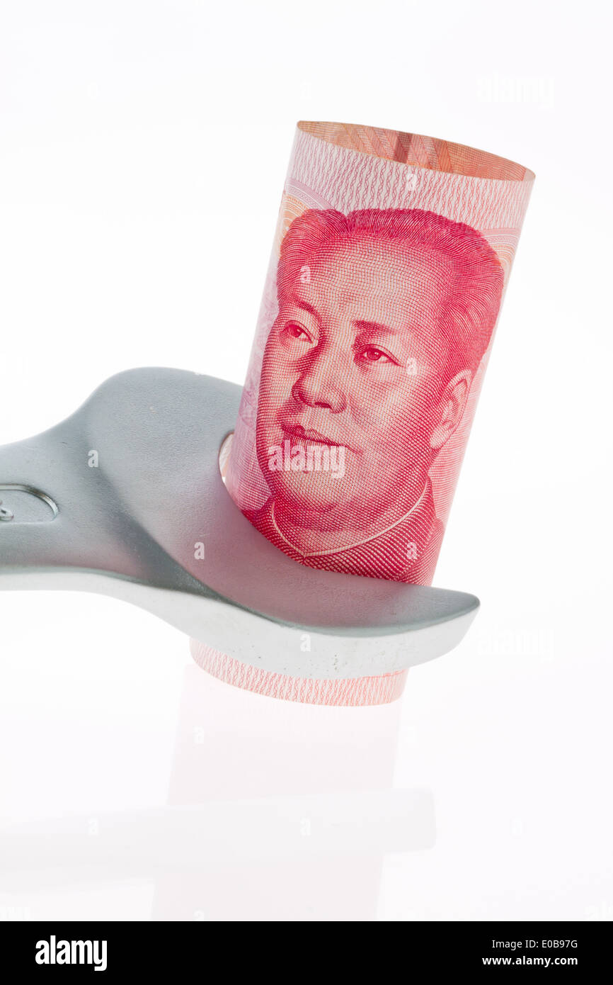 Un yuan cinese di banconota e strumenti Schraubschluessel, Ein chinesischer Yuan Geldschein und ein Werkzeug Schraubschluessel Foto Stock