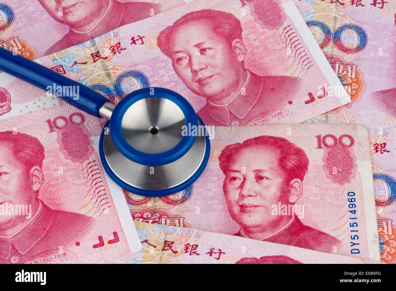 Yuan cinese di banconote e Stethoskop. I costi per la salute, Chinesische Yuan Banknoten und Stethoskop. Kosten fuer Gesundheit Foto Stock