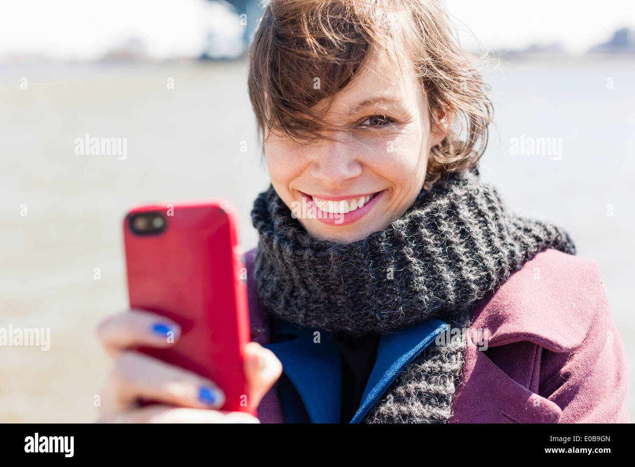 Close up ritratto di giovane donna con lo smartphone Foto Stock