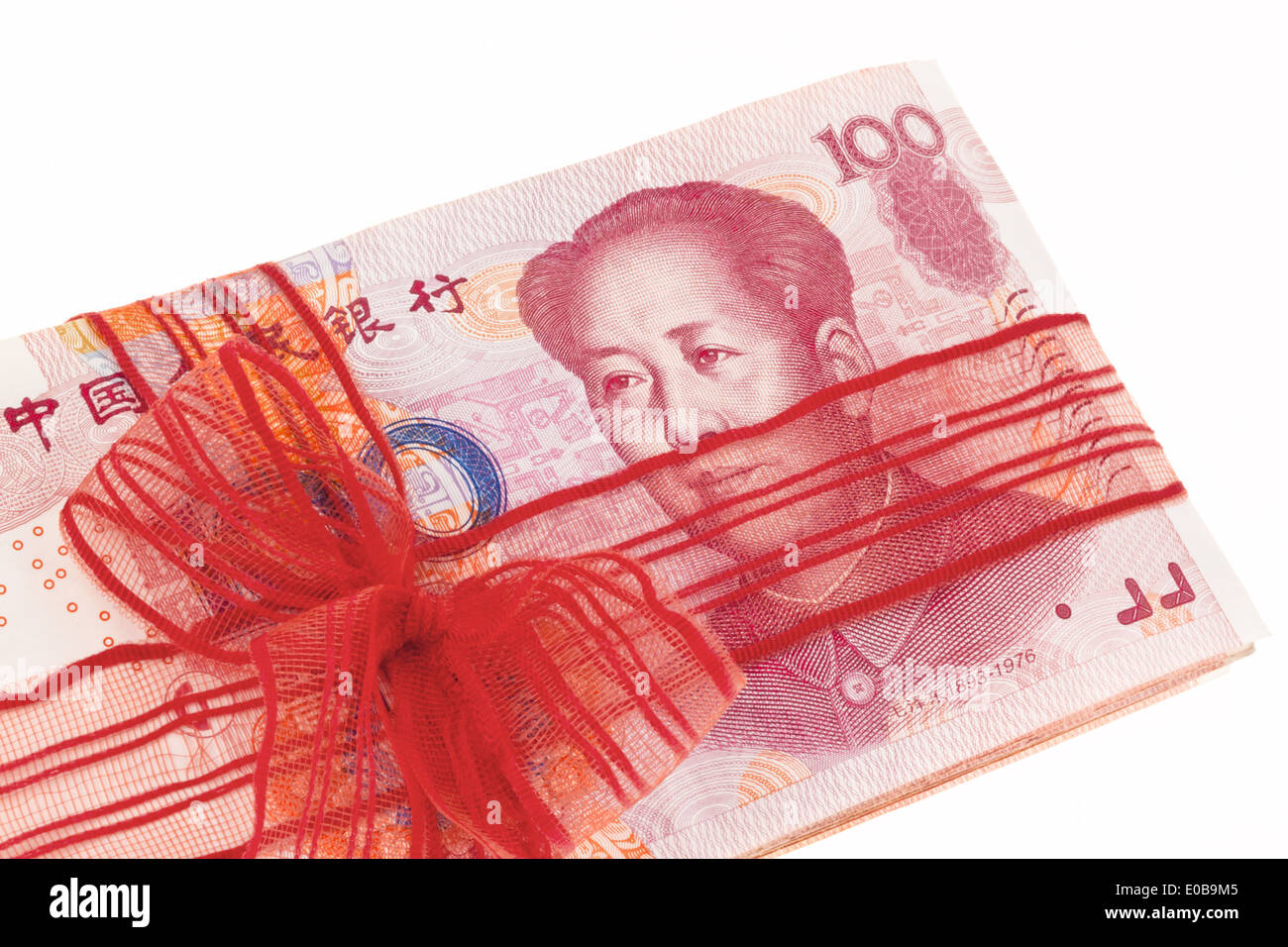 Yuan cinese di banconote con un anello rosso, Chinesische Yuan Banknoten mit einer roten Schleife Foto Stock