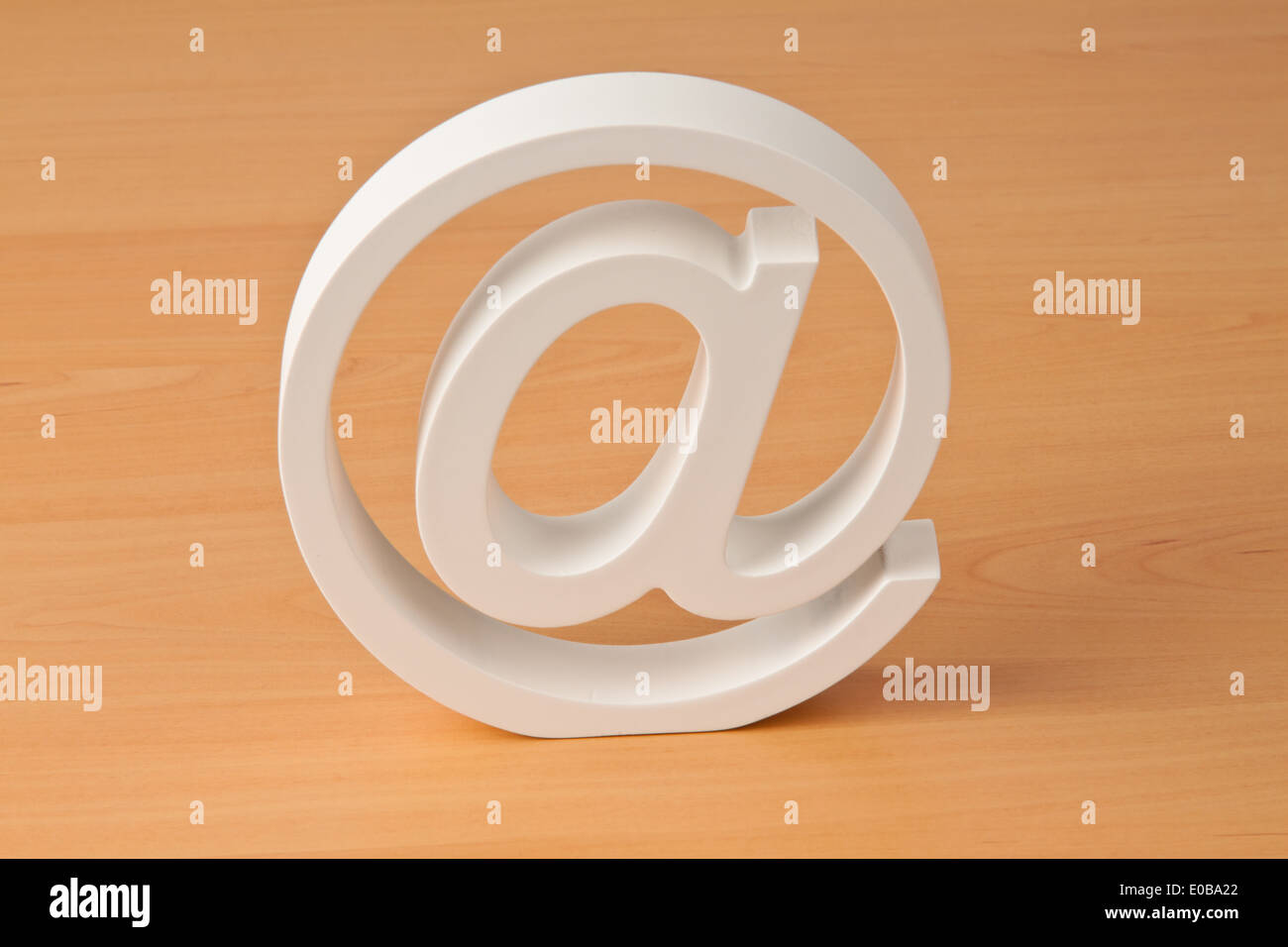 White e-mail segno. Simbolo per la posta elettronica e Internet, Ein weisses E-Mail Zeichen. Simbolo fuer Internet und mailen Foto Stock