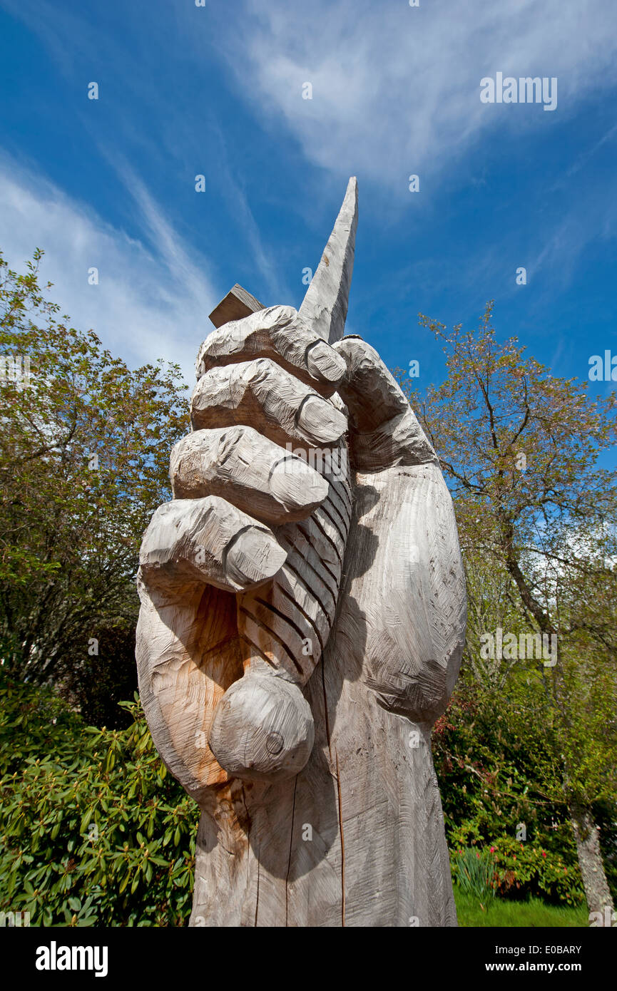 La mano di spada in avanti e verso l'alto. Chainsaw scolpita scultura in legno. SCO 9087. Foto Stock