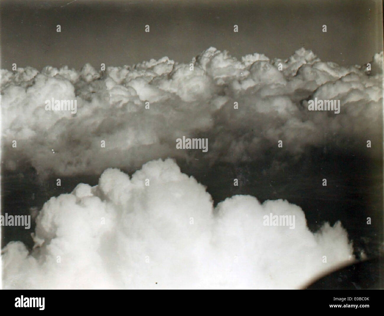 Immagine dell'aviazione con nuvole strato-cumulus con collegamenti con Edwin Newman, il Medio Oriente e la Royal Air Force, conservate al San Diego Air & Space Museum. Foto Stock