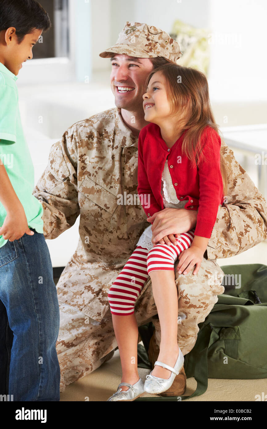 Bambini Saluto Padre militare Home in congedo Foto Stock