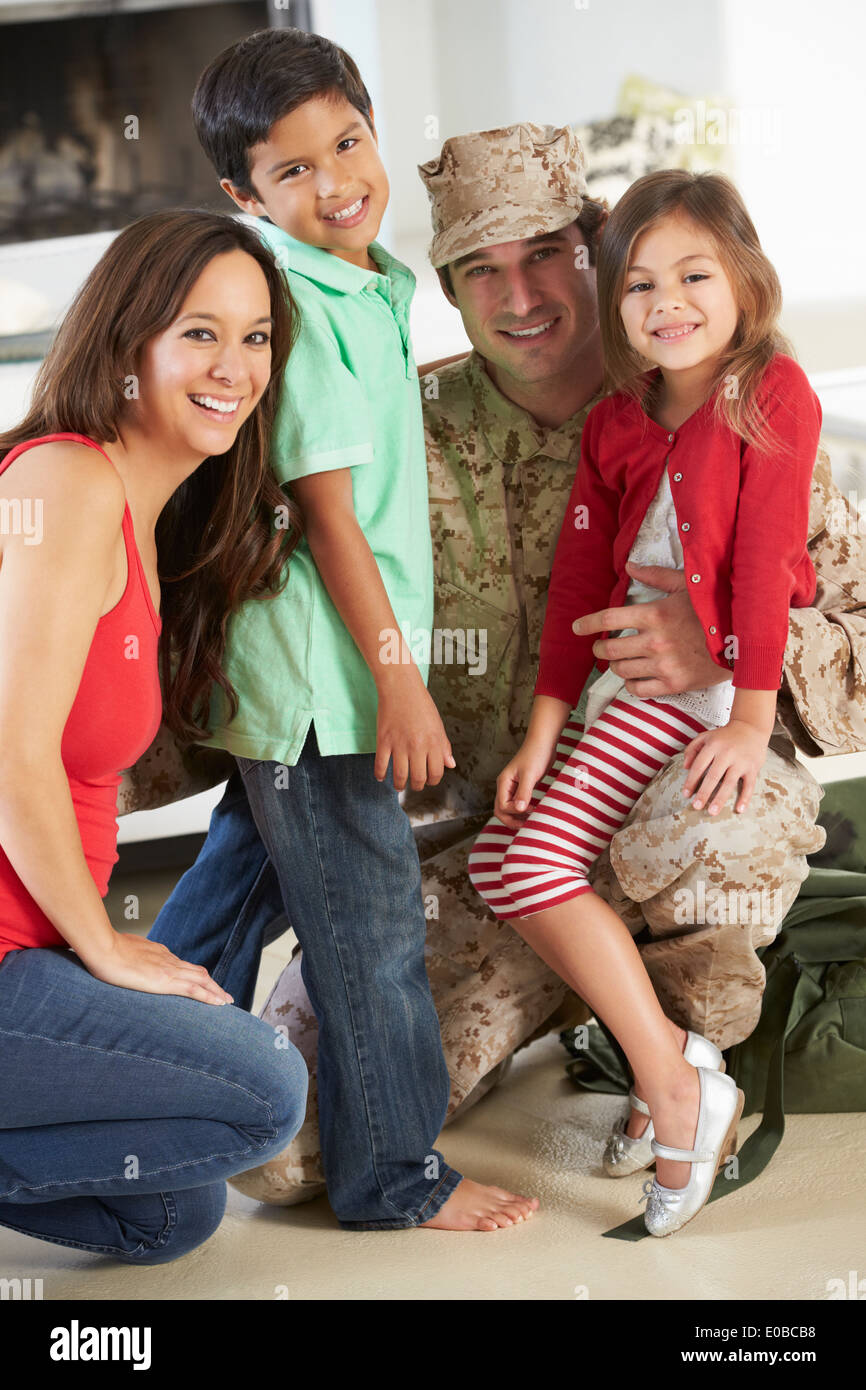 Famiglia militare Saluto Padre a casa in congedo Foto Stock