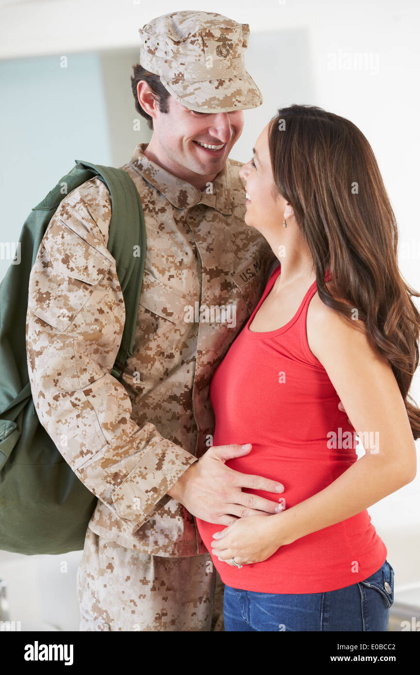 Moglie incinta saluto militare Casa Madre in congedo Foto Stock