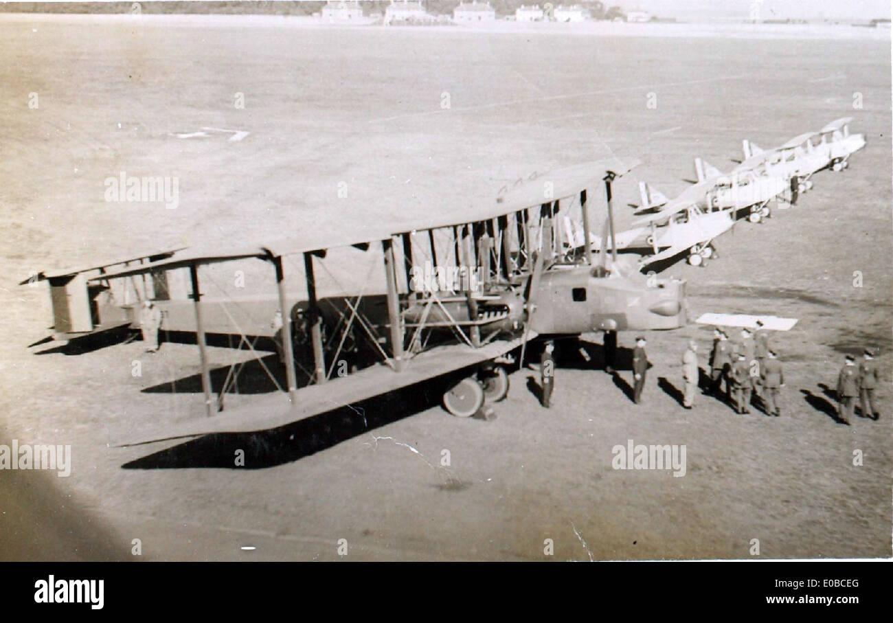 Edwin Newman effettuò un'ispezione sul Vickers Virginia, un bombardiere di fabbricazione britannica, in Iraq durante gli anni '1930 L'aereo è stato utilizzato per la ricognizione militare e l'addestramento nella regione del Medio Oriente. Foto Stock