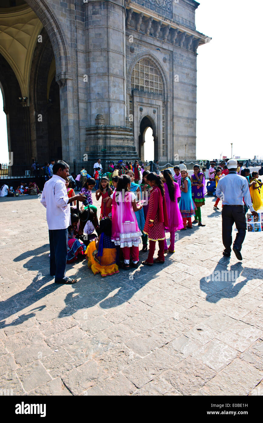 Porta dell'India,Appollo Bunder,Square,turisti,la scuola dei bambini in un colorato sari,promenade,Ferry Terminal,Bombay,Mumbai,l'India Foto Stock