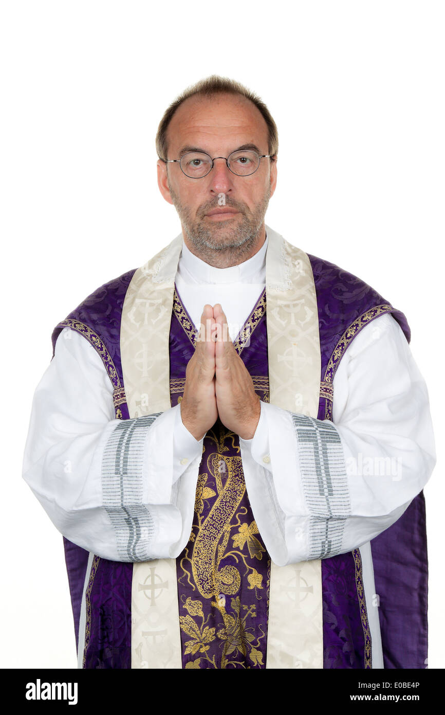 Un sacerdote cattolico prega, Ein katholischer Priester beim Beten vor weissem Hintergrund Foto Stock