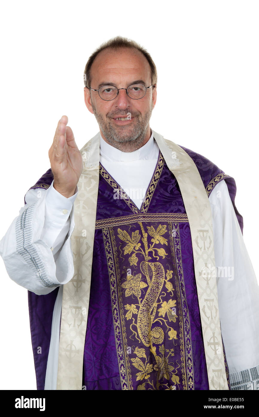 Un prete cattolico passa la mano per il messaggio di saluto., Ein katholischer Priester reicht die mano zum Gruss. Foto Stock