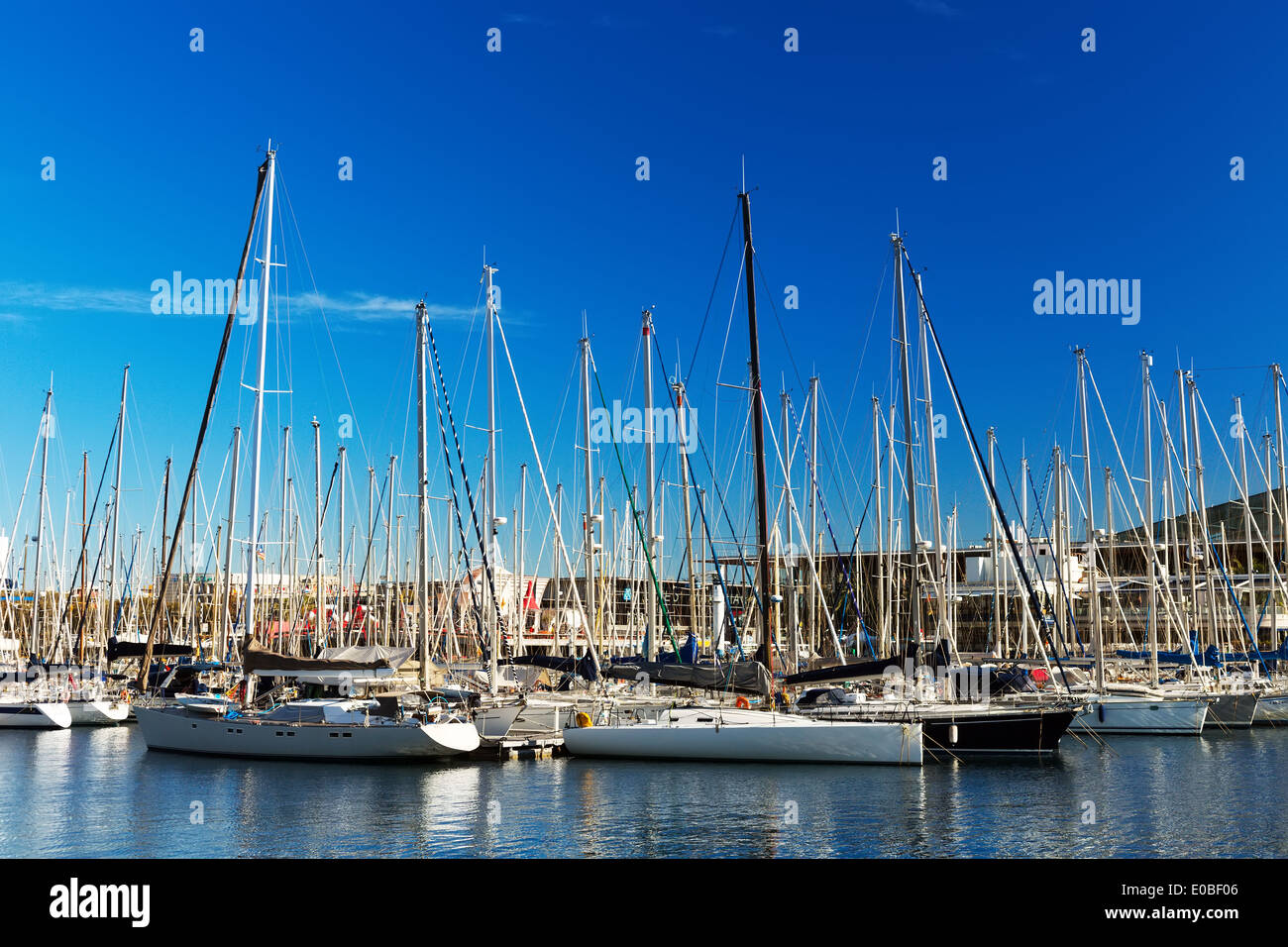 Montante di yacht nel porto di Barcellona, Spagna, ricca cielo blu con nuvole. Foto Stock
