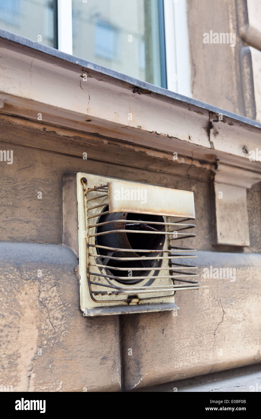 L'aria di scarico del camino di un vecchio riscaldamento a gas in un muro di casa, Abluft Schornstein einer alten Gasheizung in einer Hausmauer Foto Stock