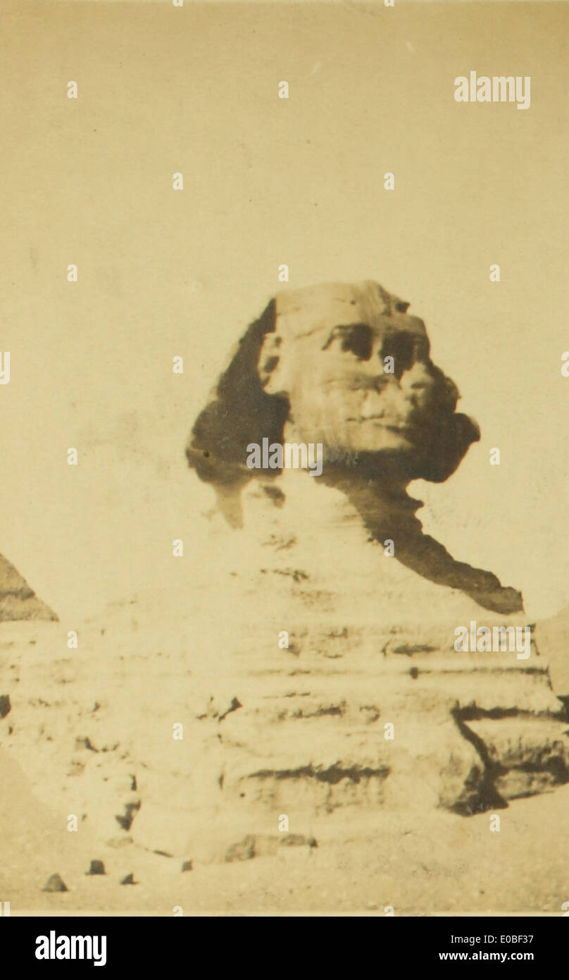 La Sfinge è un'enorme statua di pietra calcarea situata sull'altopiano di Giza in Egitto. Rappresenta l'antico re egizio Khafre ed è uno dei simboli più iconici dell'antica civiltà egizia, con le sue dettagliate incisioni e la scala monumentale. Foto Stock