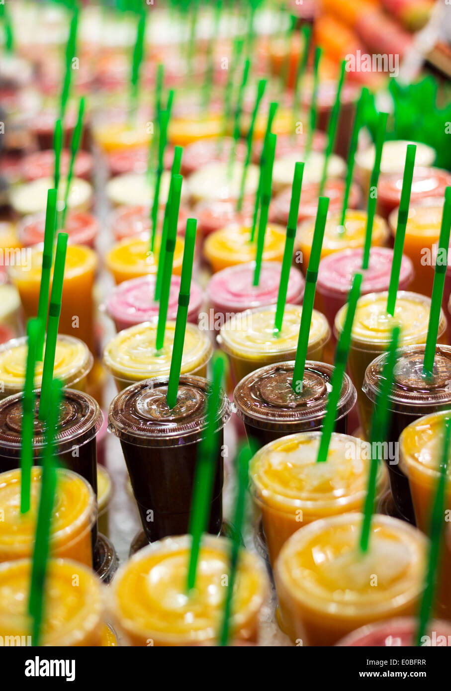 I bicchieri di plastica con un fresco cocktail e tubi. Foto Stock