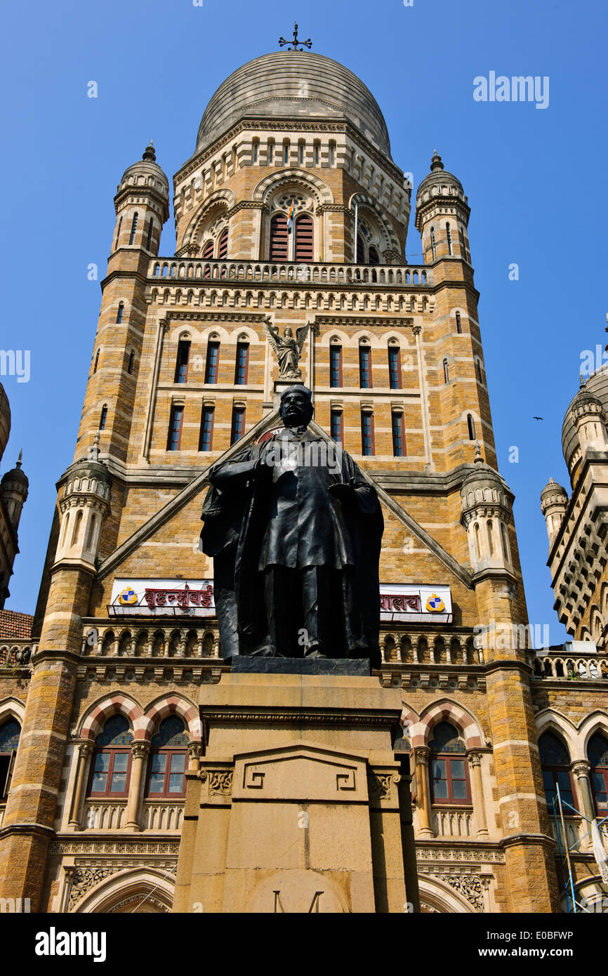 Sir Phirojshah Mehta primo sindaco di Bombay,all'esterno Municipal Corporation edificio vicino alla stazione di Victoria Bombay, Mumbai, India Foto Stock