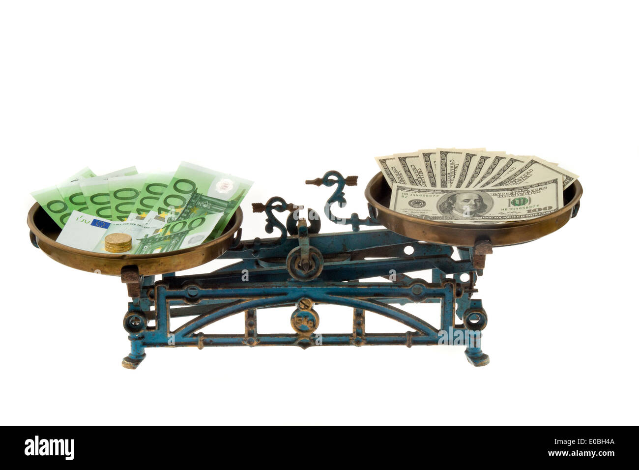 Dollaro ed Euro su scale. Le differenze delle valute Dollar und Euro auf Waage. Unterschiede der Waehrungen Foto Stock