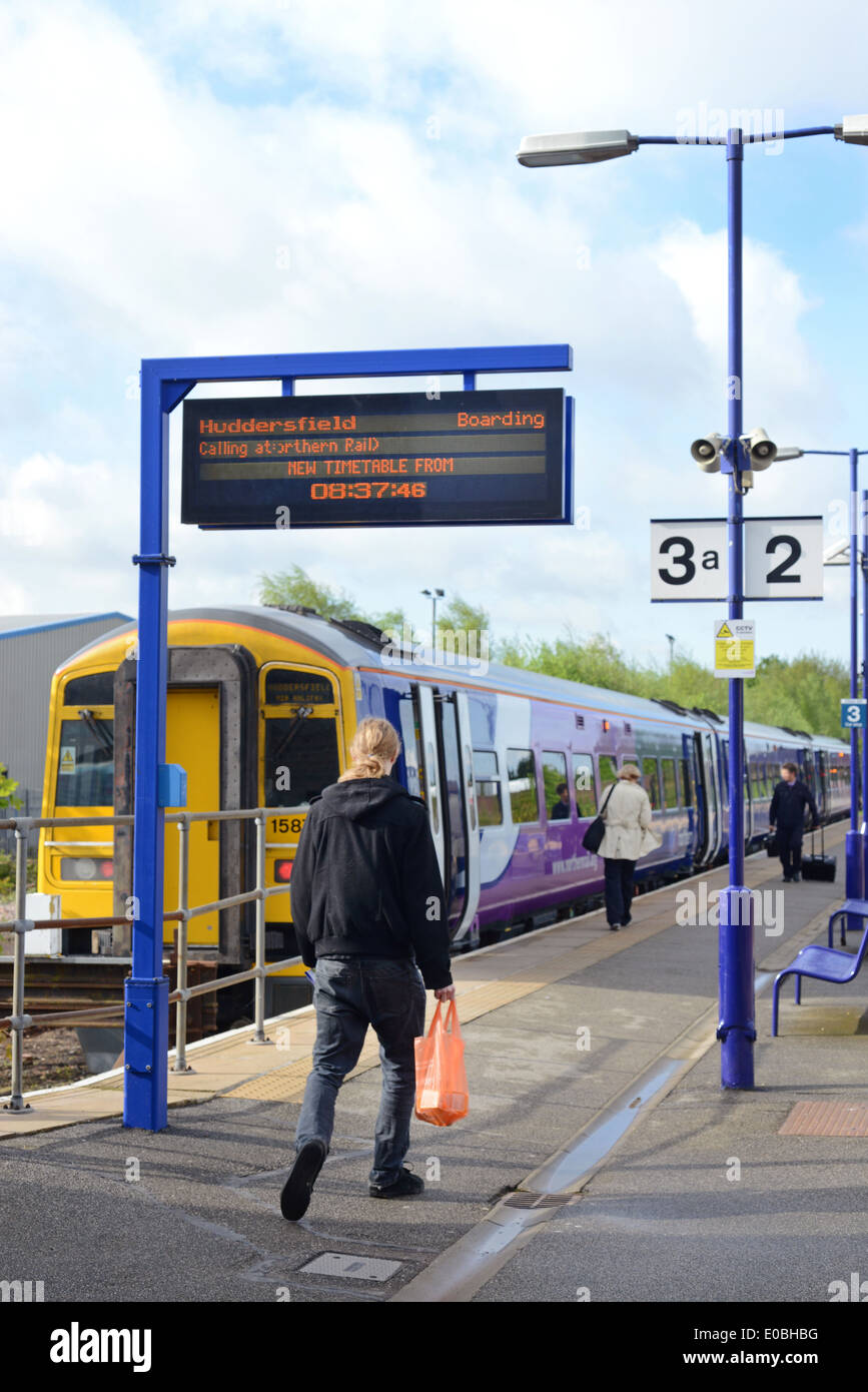 Passeggeri in transito treno informazioni gantry e salire a bordo treno a Selby stazione ferroviaria Yorkshire Regno Unito Foto Stock