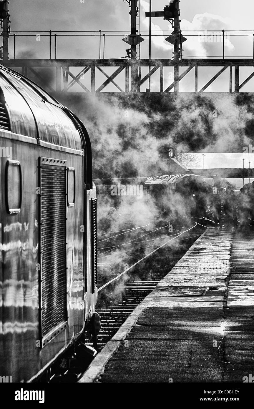 In bianco e nero degli anni settanta scena ferroviaria a Bury sulla East Lancs Railway durante l'inglese tema elettrico giorno il 11 gennaio 2014. Foto Stock