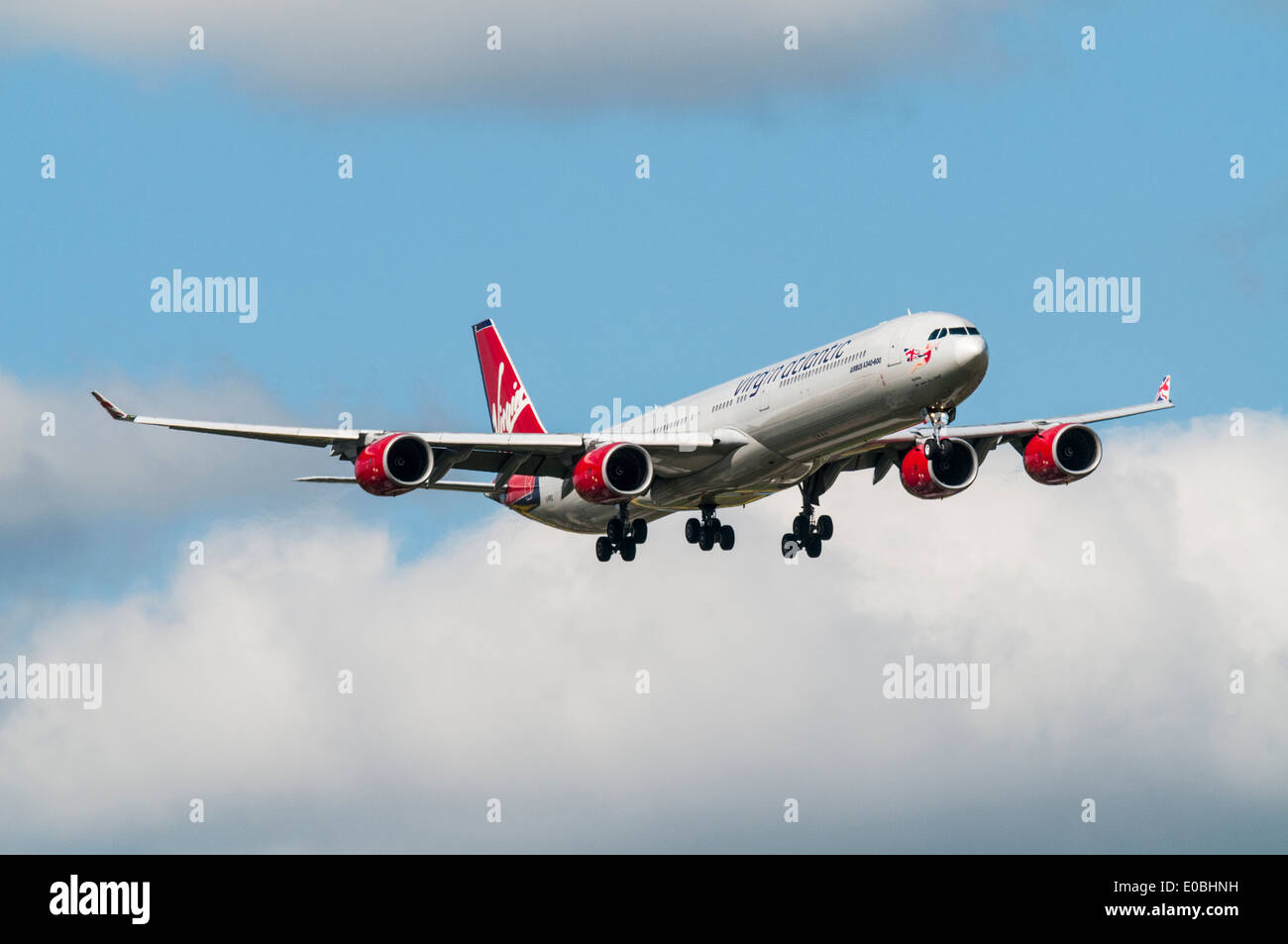 Virgin Atlantic Airbus A340 piano con landing gear down in avvicinamento  alla terra Foto stock - Alamy