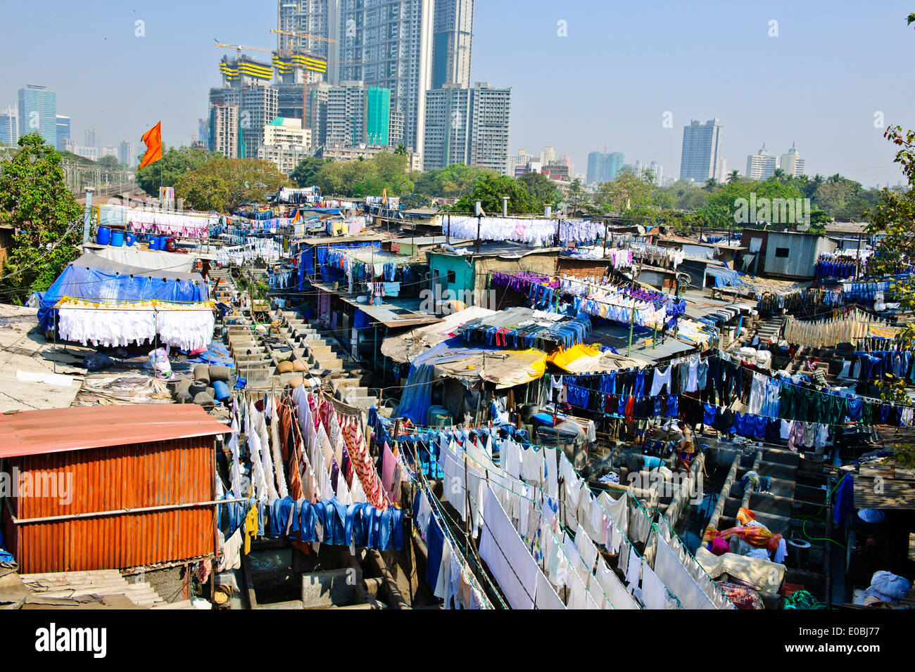 Città bucato in base di fronte di salita di blocchi di appartamenti dove Hotel servizio lavanderia è lavato ed essiccato nel sole caldo,Bombay,Mumbai,l'India Foto Stock