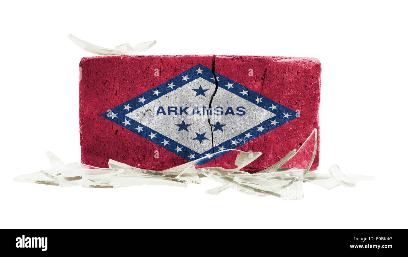 Mattone con il vetro rotto la violenza concetto bandiera di Arkansas Foto Stock