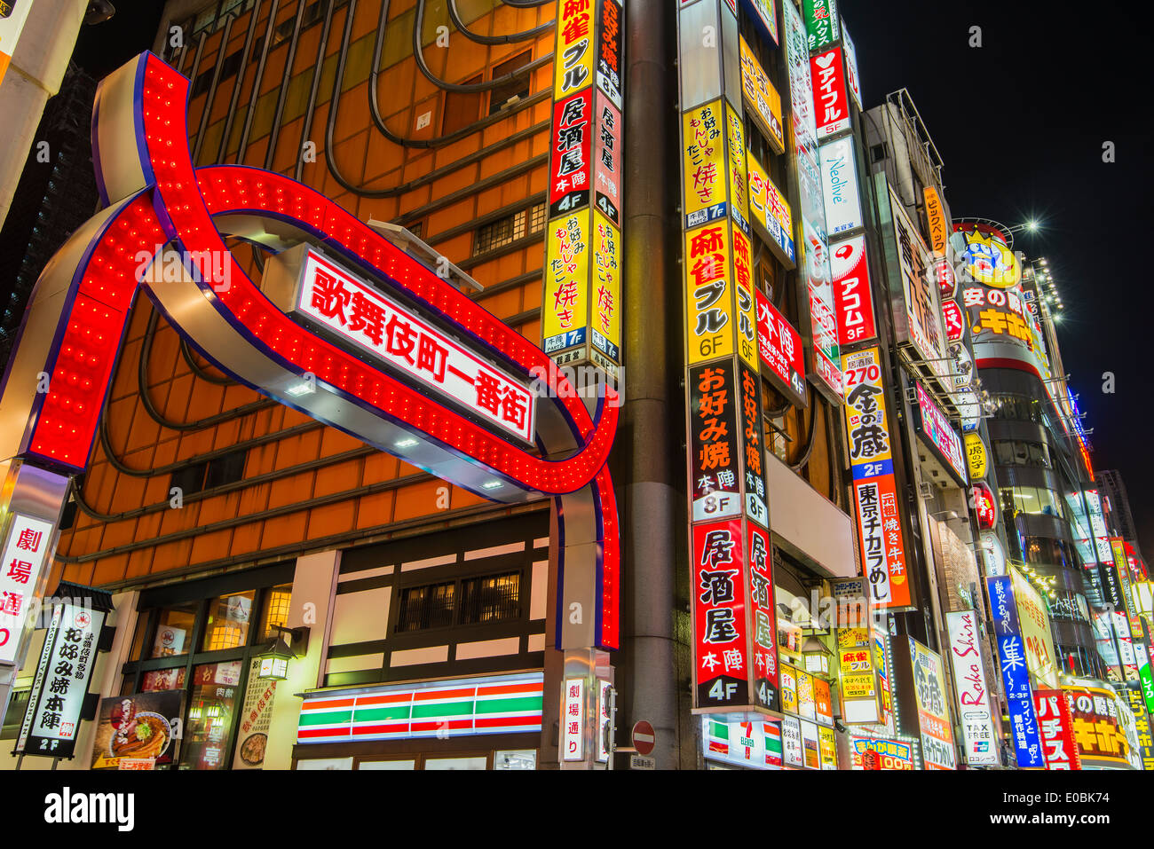 Vista notturna di Kabukicho street, il quartiere a luci rosse di Shinjuku, Tokyo, Giappone Foto Stock