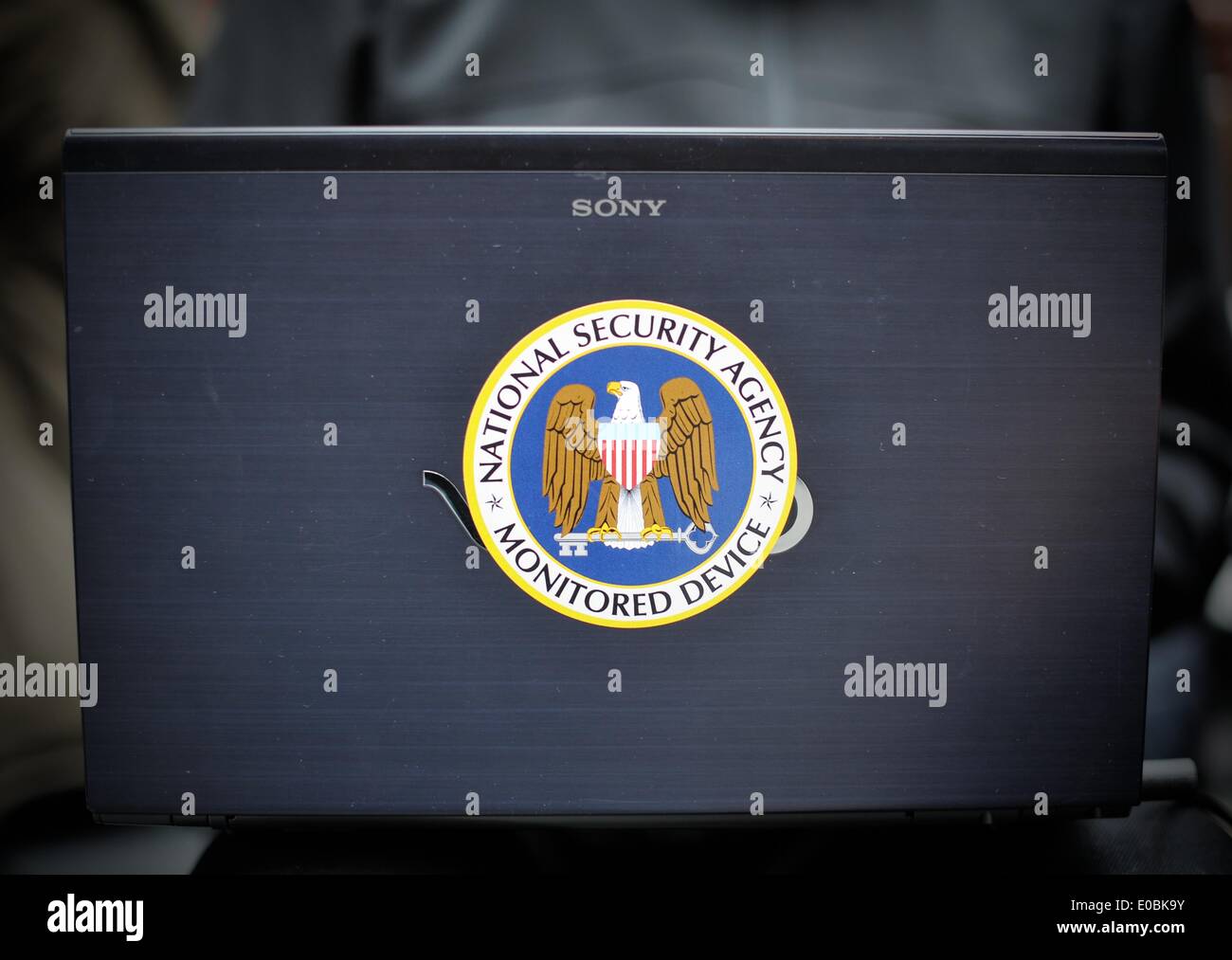 Berlino, Germania. 08 Maggio, 2014. Un adesivo che recita "National Security Agency - dispositivo monitorato' è visto su un computer portatile di un partecipante del re:publica internet conferenza di Berlino, Germania, 08 maggio 2014. Lezioni che circonda l'argomento internet si sono tenuti tra 06 maggio e 08 maggio 2014. Foto: OLE SPATA/dpa/Alamy Live News Foto Stock
