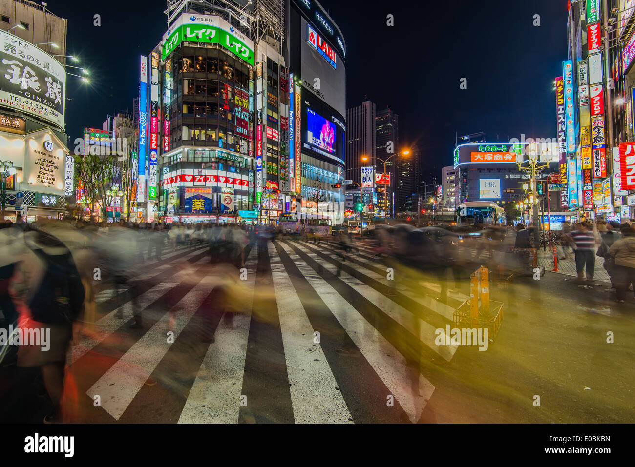 Vista notturna di Yasukuni-dori street, quartiere di Shinjuku a Tokyo, Giappone Foto Stock