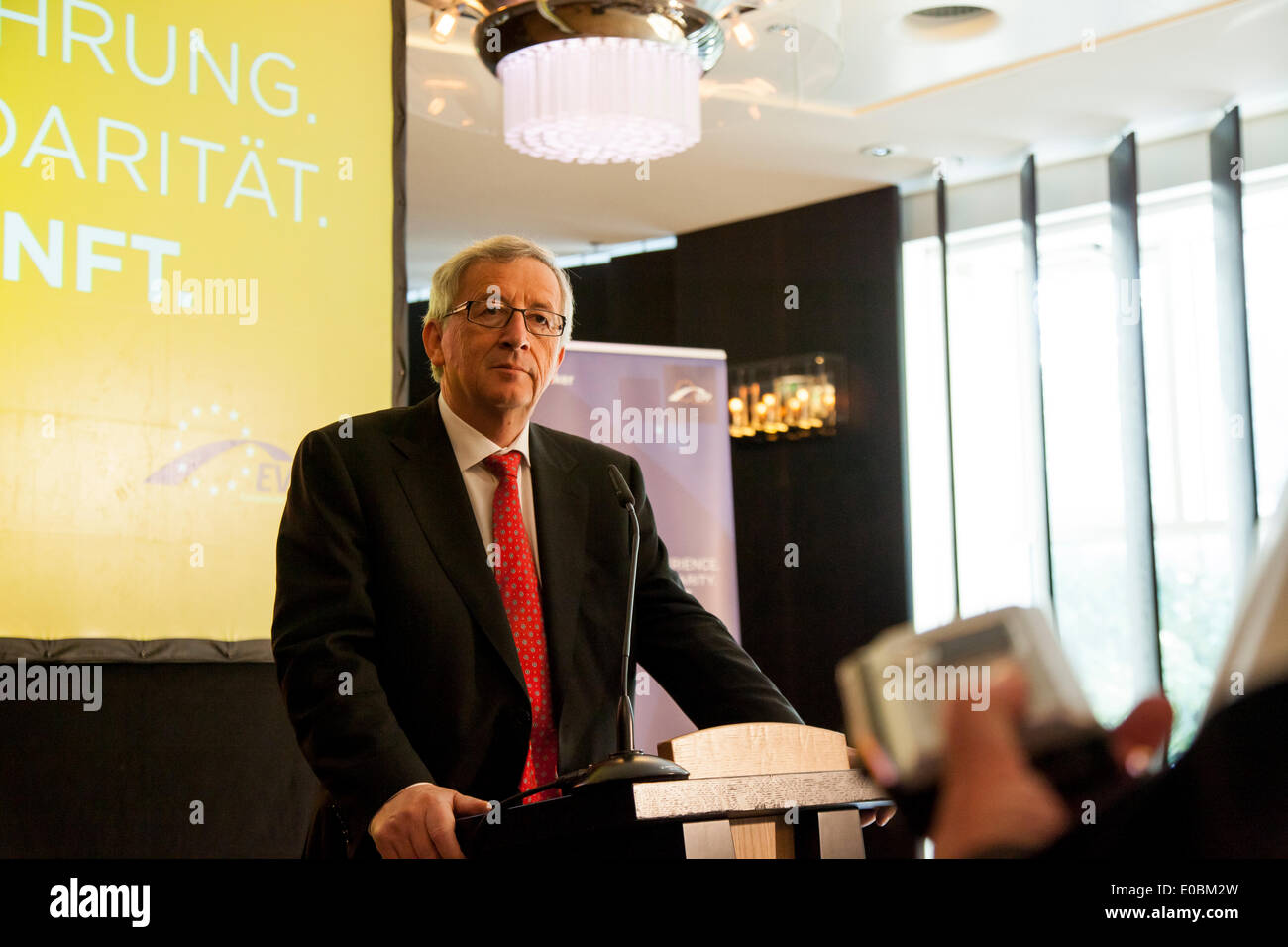 Berlino, Germania. Maggio 08th, 2014. Premere per parlare con il presidente europeo candidato dal Partito popolare europeo, Jean-Claude Juncker, presso l'Hotel Hyatt di Berlino. / Immagine: Jean Claude Juncker Foto Stock