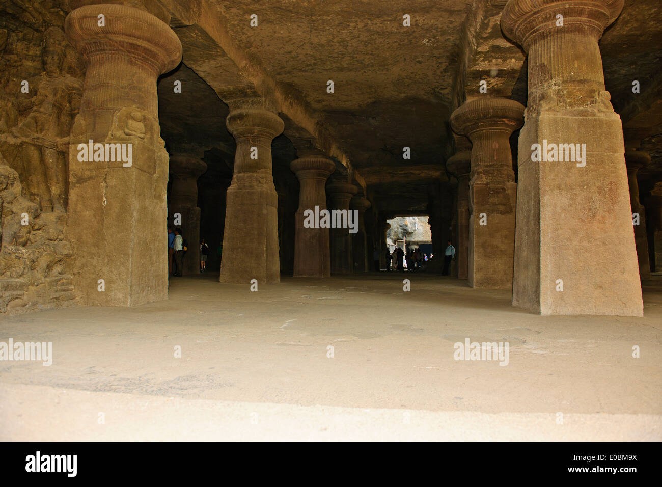 Isola Elephanta,Incisioni Rupestri,Templi, santuari,molto distrutto dal portoghese,Bambini Gite scolastiche,Bombay,Mumbai,l'India Foto Stock