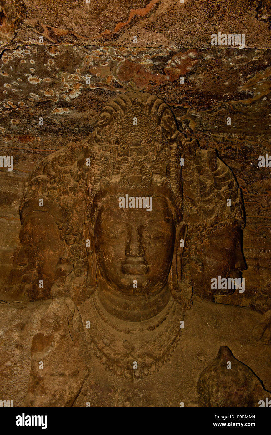 Isola Elephanta,Incisioni Rupestri,Templi, santuari,molto distrutto dal portoghese,Bambini Gite scolastiche,Bombay,Mumbai,l'India Foto Stock