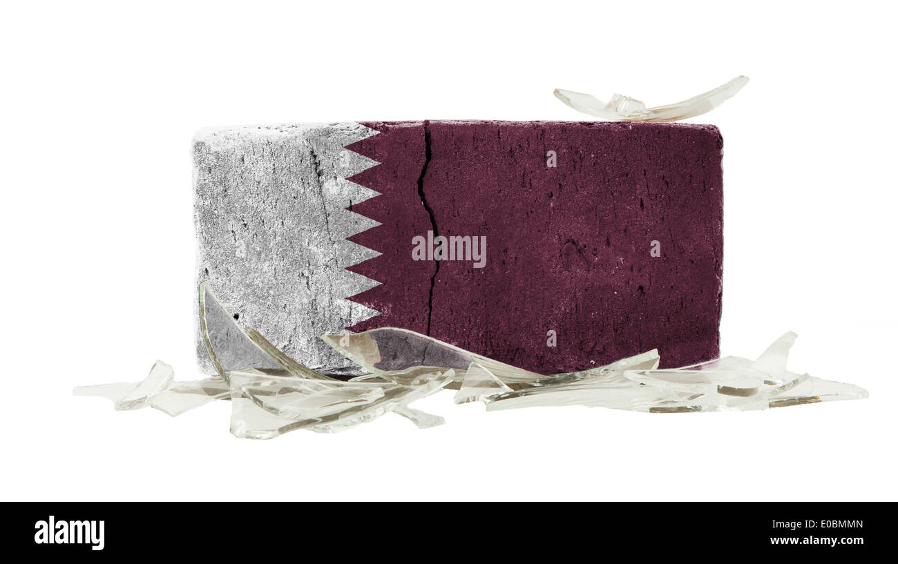 Mattone con il vetro rotto la violenza concetto bandiera del Qatar Foto Stock