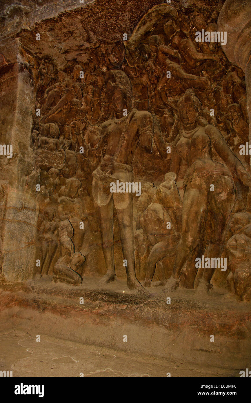 Isola Elephanta,Incisioni Rupestri,Templi, santuari,molto distrutto dal portoghese,Bambini Gite scolastiche,Bombay,Mumbai,l'India Foto Stock