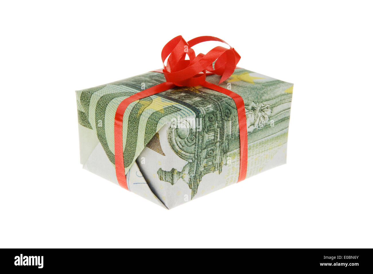Un pacchetto come presente in euro-banconote smorzato. Dono del denaro e del pacchetto di misure di risparmio., Ein Paket als Geschenk in Euro-Geldschein Foto Stock