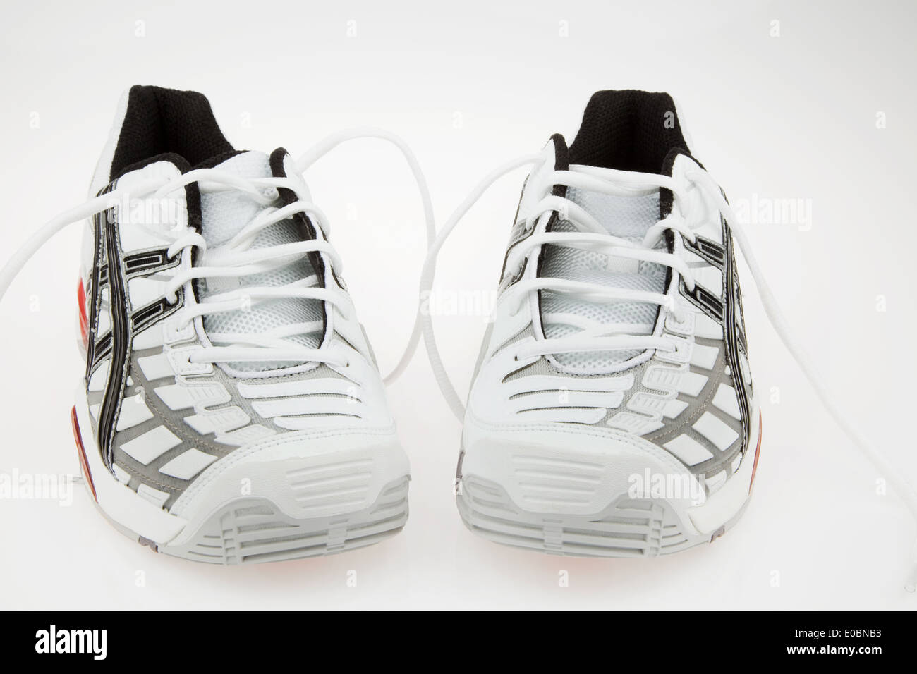 Nuovo sport scarpe per running e jogging su sfondo bianco, Neue Sportschuhe zum Laufen und Joggen auf weissem Hintergrund Foto Stock