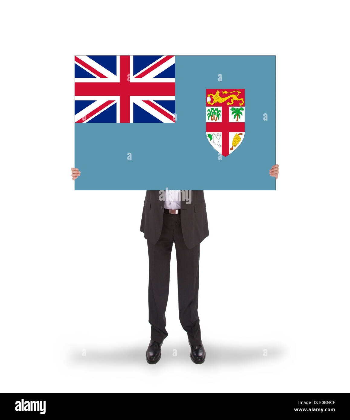 Imprenditore in possesso di una carta di grande bandiera di Figi isolato su bianco Foto Stock