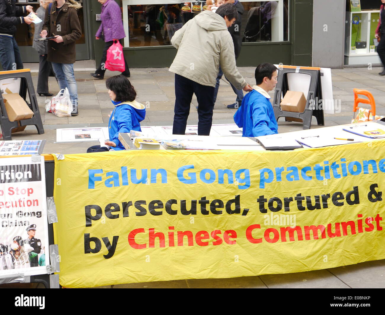Newcastle upon Tyne, Regno Unito. 8th. Maggio, 2014. I sostenitori dello stadio di meditazione pacifica protesta contro la persecuzione del Falun Gong da parte del governo cinese. Credito: Victor W. Adams/Alamy Live News Foto Stock